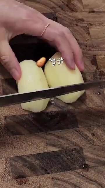 냄비에 물 800ml와 코인육수 2알을 넣고 끓인다. 감자를 썰어… — 엄마표 집된장으로 끓인 구수한 된장찌개