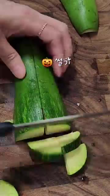 애호박을 썰어 준비한다. 양파를 썰어 준비한다. — 엄마표 집된장으로 끓인 구수한 된장찌개