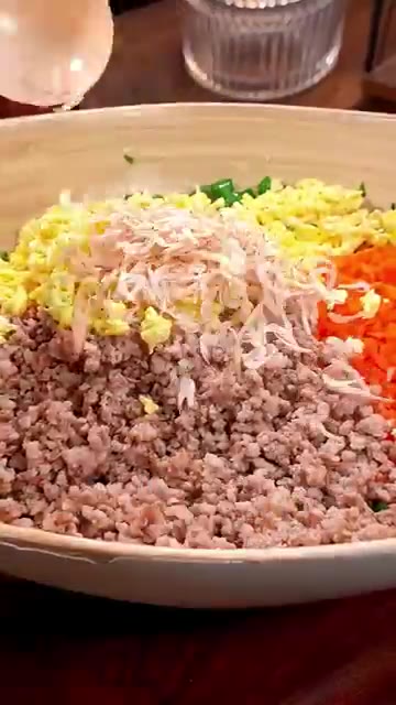 당근과 볶은 다짐육, 계란을 넣고 새우를 조금 넣어 감칠맛을 더해주… — 반죽도 밀가루도 필요 없는 역대급 초간단 부추전 레시피✨