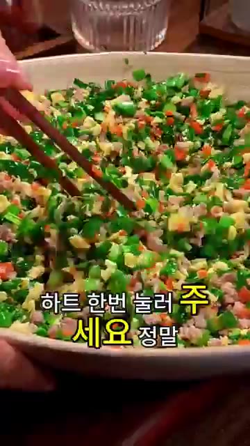 얇은 전병을 준비해 8분 정도 쪄주세요. 따뜻할 때 펼치면 얇고 쫄… — 반죽도 밀가루도 필요 없는 역대급 초간단 부추전 레시피✨