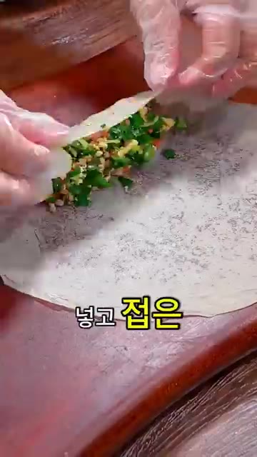속을 넣고 돌돌 말아주세요. — 반죽도 밀가루도 필요 없는 역대급 초간단 부추전 레시피✨