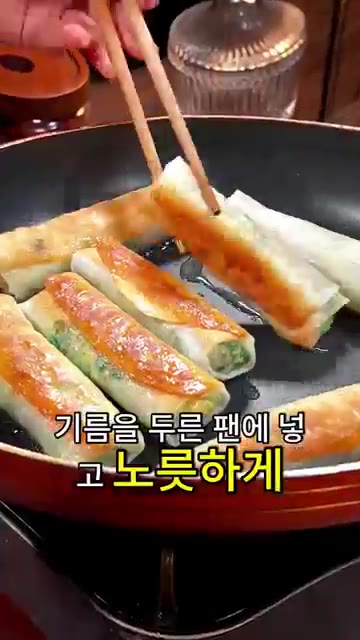기름을 두른 팬에 넣고 노릇하게 익혀주세요. — 반죽도 밀가루도 필요 없는 역대급 초간단 부추전 레시피✨