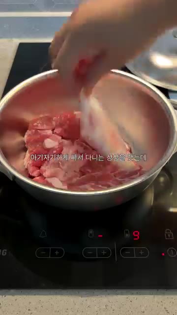 팬에 기름을 두르고 돼지고기를 넣고 볶는다. — 퇴사하고 싶음 청년의 점심 도시락 🍱