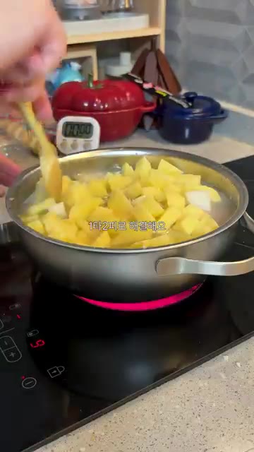 감자와 양파, 마늘을 넣고 함께 볶는다. — 퇴사하고 싶음 청년의 점심 도시락 🍱