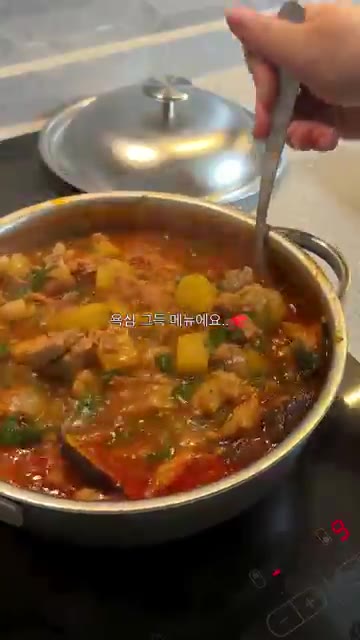 물을 붓고 고추장, 된장, 고춧가루, 간장, 맛술을 넣어 끓인다. — 퇴사하고 싶음 청년의 점심 도시락 🍱