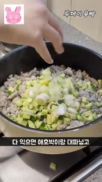 다진 마늘 1큰술과 맛술 1큰술을 넣고 볶아준다. — 매콤한 돈두부장 30초 초간단 레시피!
