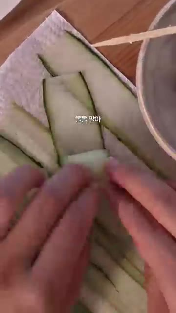 물기를 제거한 오이 슬라이스로 보코치니 치즈를 하나씩 돌돌 감싼다. — 오이 보코치니 & 아보카도 요거트 딥 레시피