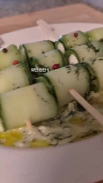 접시에 아보카도 요거트 딥을 넉넉하게 깔고 오이 보코치니를 올린다. — 오이 보코치니 & 아보카도 요거트 딥 레시피