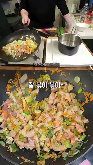 썰어둔 삼겹살과 당근을 넣고 노릇하게 볶아줍니다. — 성시경 삼겹살볶음밥 레시피
