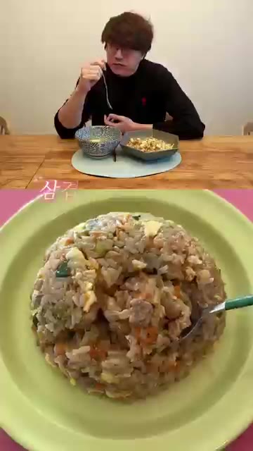 만들어둔 스크램블 에그를 넣고 골고루 섞어 볶으면 완성입니다. — 성시경 삼겹살볶음밥 레시피