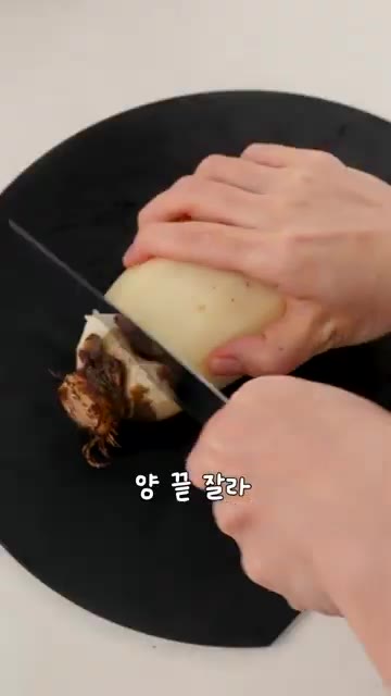 연근 껍질을 벗기고 양 끝을 잘라 구멍 안쪽까지 깨끗하게 씻어 얇게… — 끝까지 아삭한 2가지 포인트! 연근무침🫚