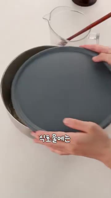 식초물에는 10분만 담가두면 갈변을 줄이고 맛을 깔끔하게 할 수 있어요. — 끝까지 아삭한 2가지 포인트! 연근무침🫚