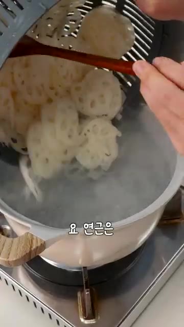 연근을 건져 끓는 물에 2분만 데친 후 바로 찬물에 헹궈 물기를 빼… — 끝까지 아삭한 2가지 포인트! 연근무침🫚