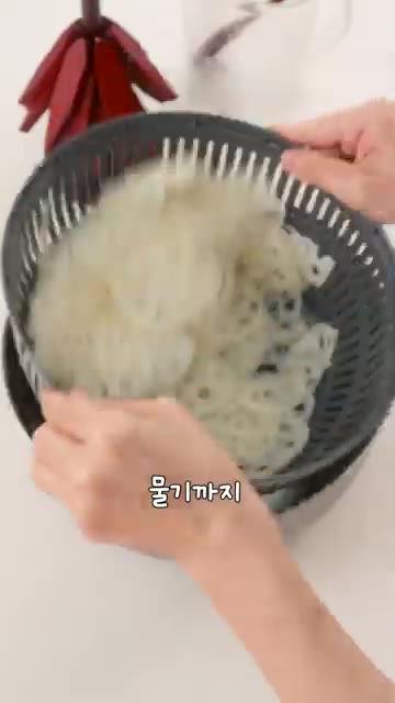 물기를 뺀 연근에 다진마늘, 소금, 매실청, 식초를 넣고 버무려주세요. — 끝까지 아삭한 2가지 포인트! 연근무침🫚
