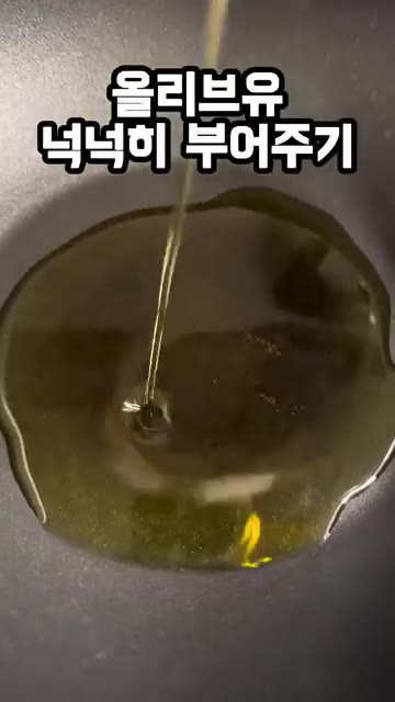 팬에 올리브유를 넉넉히 두르고 전분가루를 묻힌 고구마를 넣어 튀긴다… — 고구마 이렇게 튀기면 진짜 바삭해요 고구마맛탕 레시피