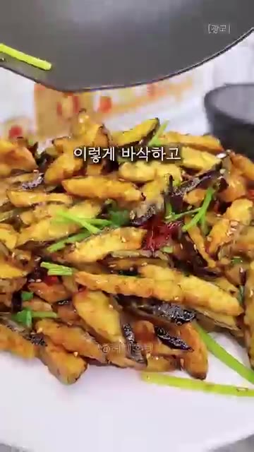 다른 팬에 기름을 두르고 다진 마늘, 고추, 파를 볶아 향을 낸다.… — 물컹한 가지 싫어하는 사람도 반하는 가지탕수 레시피!