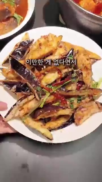 튀긴 가지를 소스 팬에 넣고 빠르게 버무린다. — 물컹한 가지 싫어하는 사람도 반하는 가지탕수 레시피!