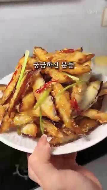접시에 담고 깨와 파를 뿌려 완성한다. — 물컹한 가지 싫어하는 사람도 반하는 가지탕수 레시피!