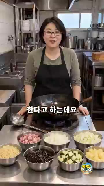 같은 팬에 돼지고기, 양파, 애호박, 감자, 양배추를 넣고 볶습니다. — 쓴맛 없이 고소한 짜장 만드는 법