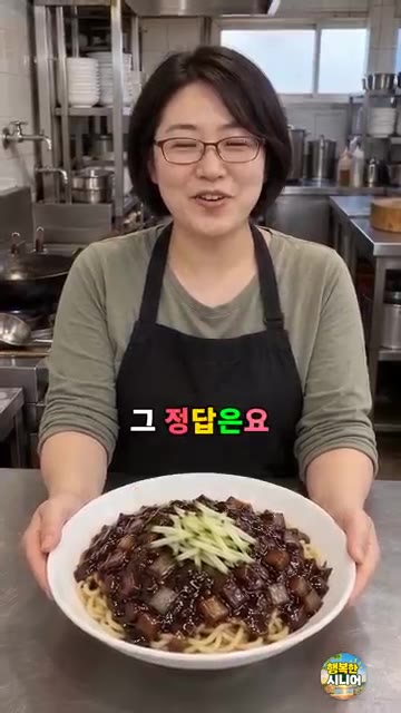 볶아둔 춘장을 넣고 물과 전분을 약간 넣어 농도를 맞춰줍니다. — 쓴맛 없이 고소한 짜장 만드는 법