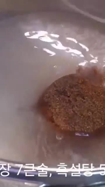 불린 찹쌀을 압력솥에 넣고 물 600ml를 부어줍니다. 진간장 7큰… — 세상에서 가장 쉬운 약밥, 실패 없이 쫀득하게 만들고 싶다면?