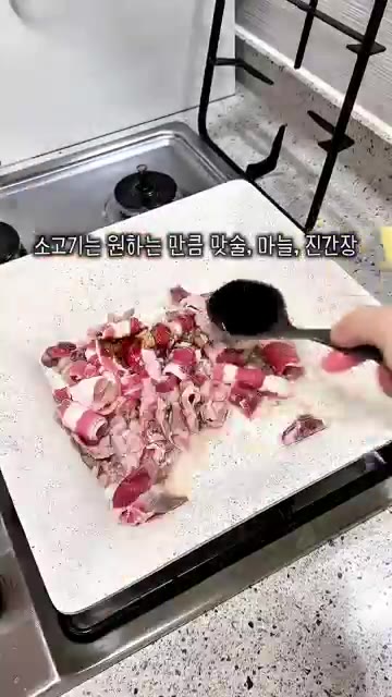 팬에 소고기를 넣고 맛술, 다진 마늘, 국간장을 넣어 익을 때까지… — 쌀쌀한 날씨에 딱! 소고기 얼갈이국 레시피