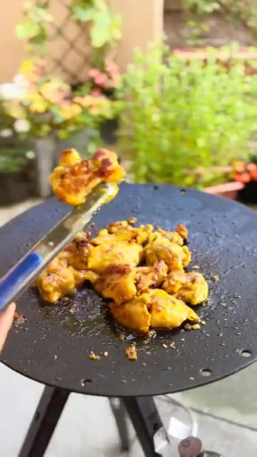 에어프라이어에 한 번 더 구워 겉은 바삭하게, 속은 쫀득하게 만든다. — 쫀득 단짠 강황치킨 (Sweet & Savory Turmeric Chicken)