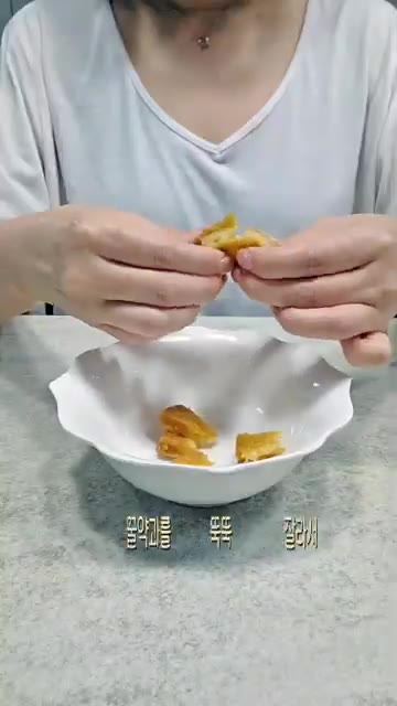 에스프레소 샷을 추가하여 고급스러운 아포가토 느낌을 낸다. 약과와… — 약과 좋아하면 무조건 기절하는 역대급 말차 조합 3단계