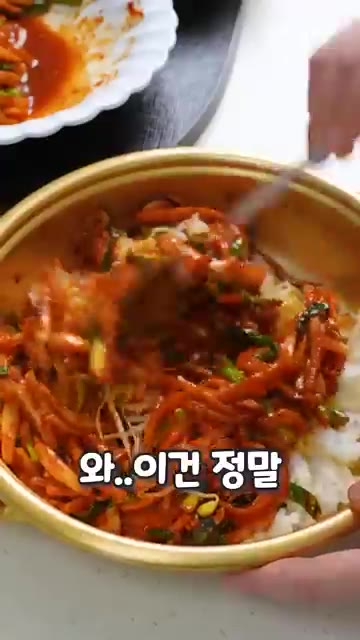 팬에 식용유를 두르고 썰어둔 파, 고추, 양파와 양념장의 절반을 넣… — 이런 보쌈 흔하지 않지~ 오징어보쌈 레시피