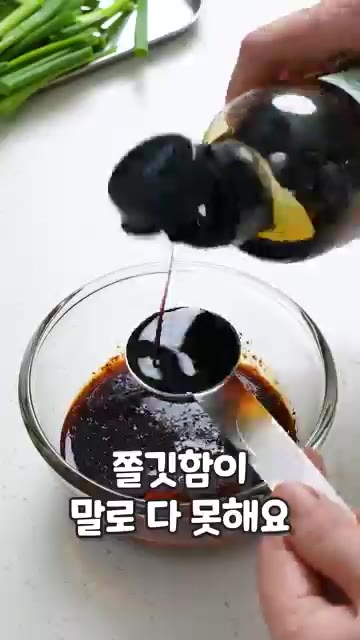 밥 위에 오징어보쌈과 콩나물을 올리고 비벼 먹으면 맛있습니다. — 이런 보쌈 흔하지 않지~ 오징어보쌈 레시피