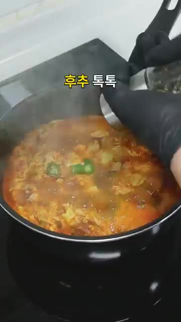 청양고추와 후추를 넣고 한소끔 더 끓여 완성합니다. — 5분 만에 해장 끝! 속이 확 풀리는 얼큰 계란탕 레시피