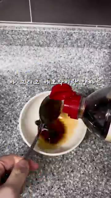 파기름을 낸 팬에 물기를 제거한 애호박과 양파를 넣고 볶아줍니다. — 염정아 애호박 간장국수 레시피