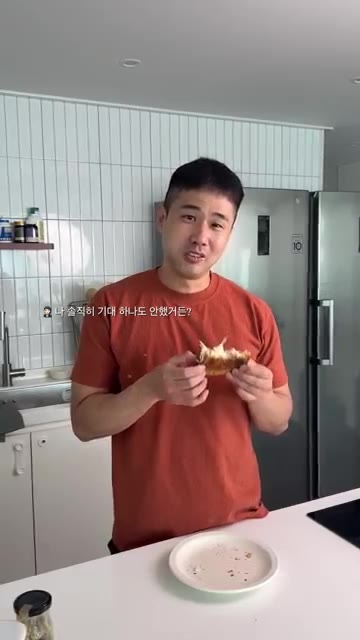 양배추를 얇게 채 썰어 볼에 담고 소금 반 스푼과 식초 한 스푼을… — 양배추 쪄먹는거 질릴 때 이렇게 드세요