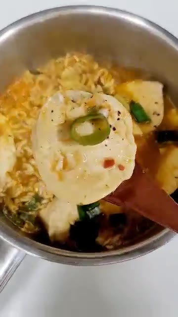 끓는 물에 라면 스프와 건더기를 넣는다. — 죄책감 제로 순두부 라면