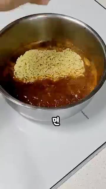 면을 넣고 끓인다. — 죄책감 제로 순두부 라면