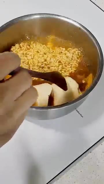 순두부를 넣고 끓인다. — 죄책감 제로 순두부 라면