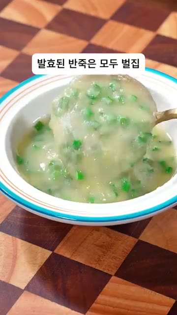 발효된 반죽의 공기를 빼고 밀대로 얇은 판으로 밀어줍니다. — 99%가 모르는 옥수수 가루 활용 비법! 오븐 없이 프라이팬으로 만드는 초간단 영양 간식