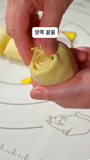 크기가 같은 작은 조각으로 잘라 양쪽 끝을 꼭 눌러 호박 수용법으로… — 99%가 모르는 옥수수 가루 활용 비법! 오븐 없이 프라이팬으로 만드는 초간단 영양 간식