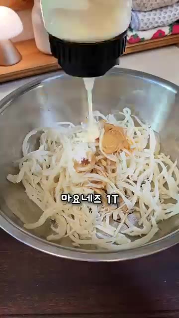 진미채를 미지근한 물에 5분간 불린 후 물기를 제거합니다. 간장,… — 영화관 버터구이 오징어 만들기