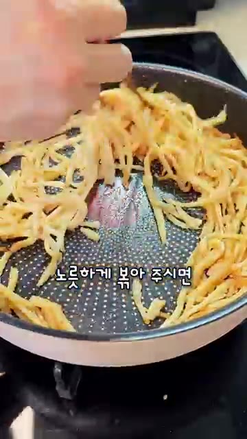 팬에 버터를 녹이고 양념한 진미채를 넣어 노릇하게 볶아줍니다. 완성… — 영화관 버터구이 오징어 만들기