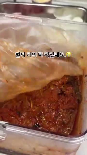 팬에 돼지고기를 넣고 볶다가 다진 마늘을 넣고 함께 볶아줍니다. — 돼지고기 김치찌개 레시피