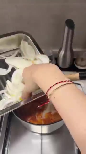 채 썬 양파를 넣고 끓여줍니다. — 돼지고기 김치찌개 레시피