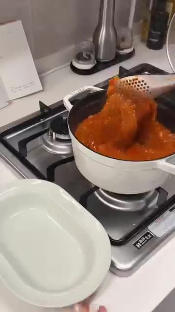 김치찌개를 그릇에 담고, 크러쉬드 페퍼를 뿌려줍니다. — 돼지고기 김치찌개 레시피