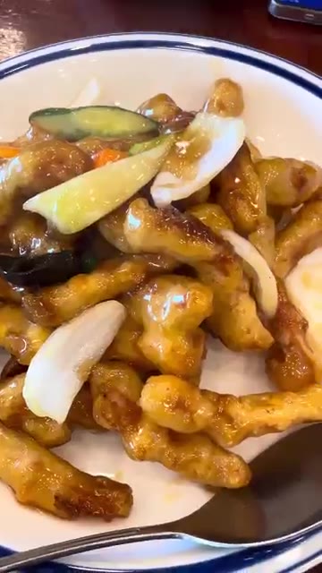 육수를 붓고 끓인 후 면을 넣어 완성한다. — 매콤한 해물 짬뽕