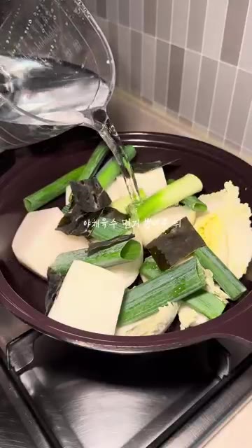 냄비에 무, 다시마, 대파, 배추, 콩나물을 넣고 물을 부어 육수를… — 칼칼한 만두전골 레시피