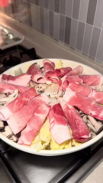 만두를 보기 좋게 담는다. — 칼칼한 만두전골 레시피