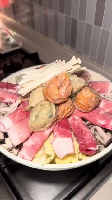 양념장을 넣고 물을 부어준다. — 칼칼한 만두전골 레시피