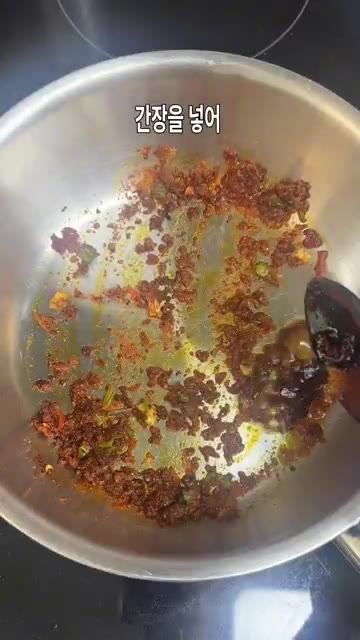 간장을 조금 넣고 감칠맛을 올린 뒤 물을 부어줍니다. — 라면 장인의 마지막 한 숟갈‼️ 윤남노 라면레시피 🍜