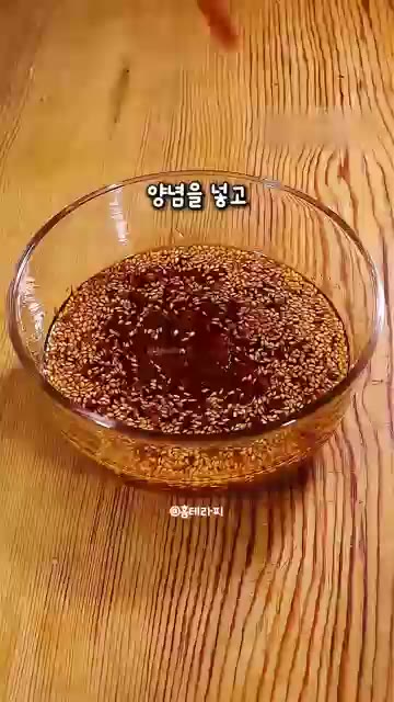 간장, 굴소스, 고춧가루, 설탕, 다진 마늘, 참기름, 깨, 후추를… — 고기보다 맛있는 겉바속쫄! 에어프라이어 새송이버섯 꼬치구이 레시피
