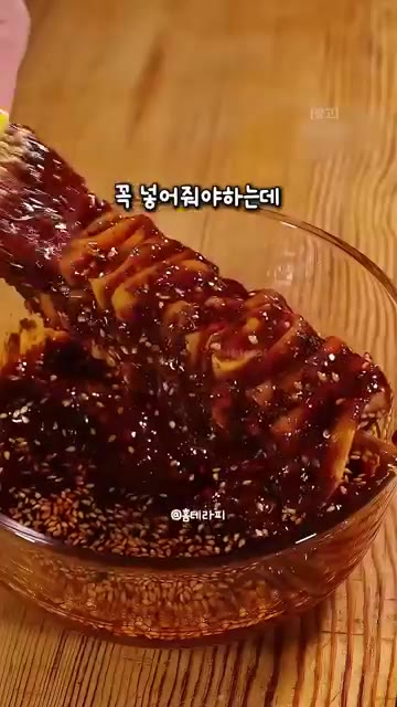 만든 양념장을 버섯 꼬치에 앞뒤로 골고루 발라줍니다. — 고기보다 맛있는 겉바속쫄! 에어프라이어 새송이버섯 꼬치구이 레시피